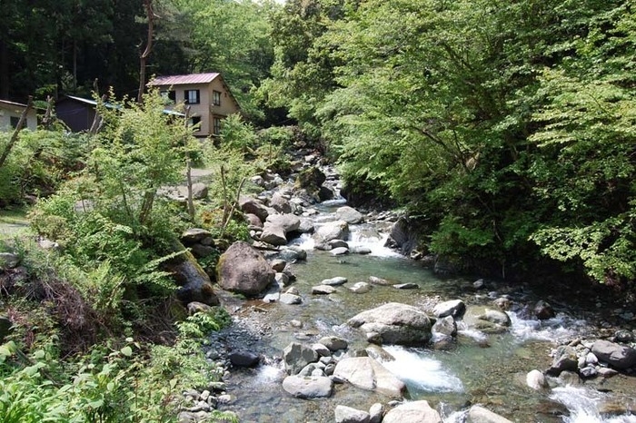 此の間沢渓流園の場内の渓流