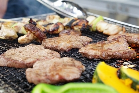 バーベキューで焼くお肉