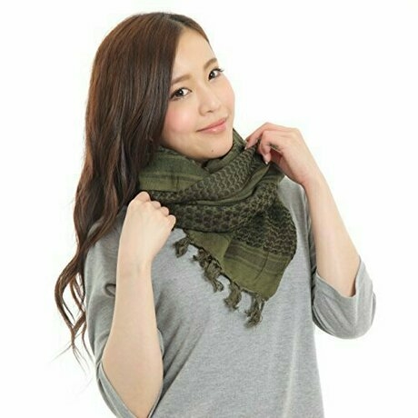 アフガンストールを巻く女性