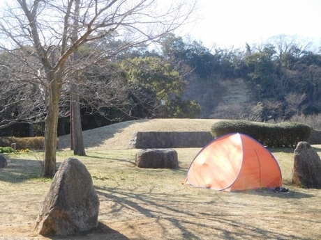 ワンタッチテントが広場に設営されている様子
