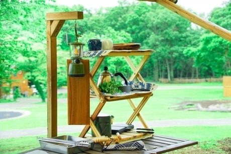ラックに調理器具や食材がのっかっている画像