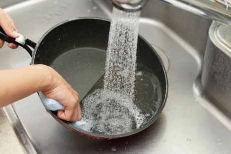 フライパンをお湯で洗う