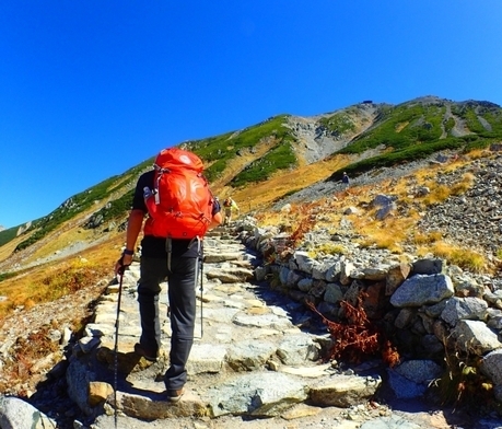 登山する男性