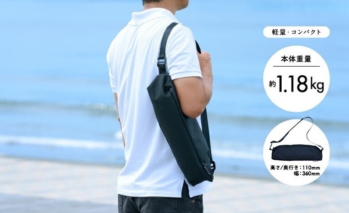 椅子を持ち運ぶ男性
