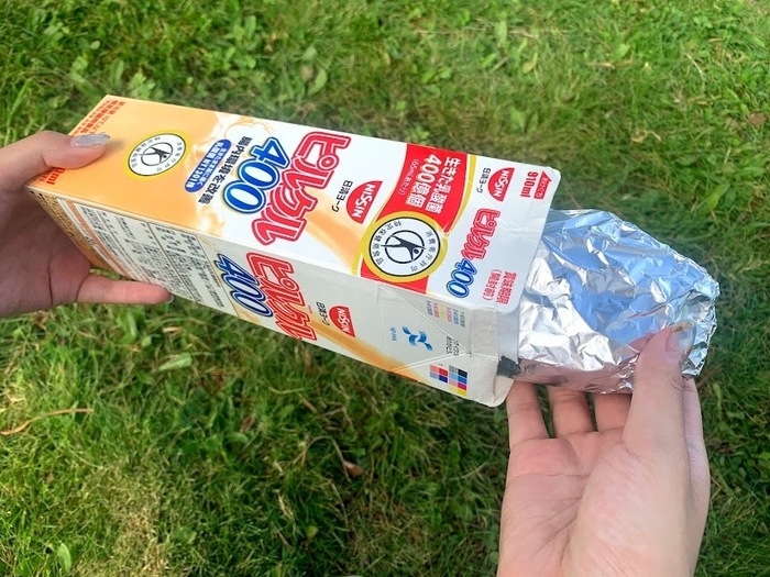 アルミホイルで包み、牛乳パックに入れる