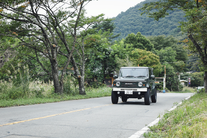 道路を走るジムニー