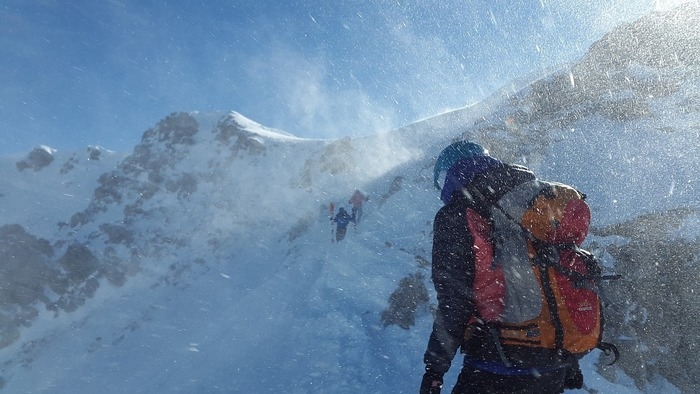 雪山を登っている登山者の様子