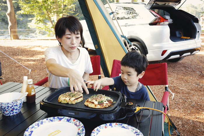 お好み焼きをつくる子ども