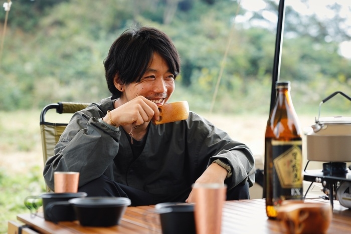 ククサでお湯割りを飲んでいる様子