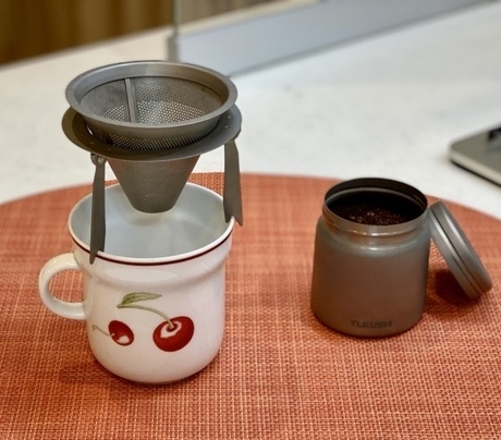 チタン製コーヒードリッパーをカップにセット