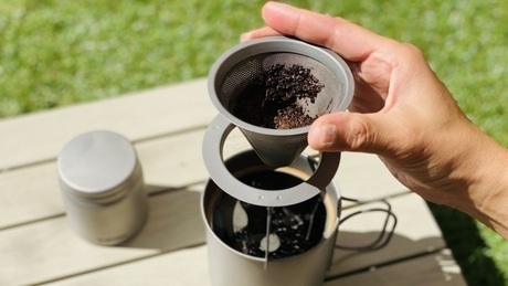 チタン製コーヒーフィルターを専用マグにセット