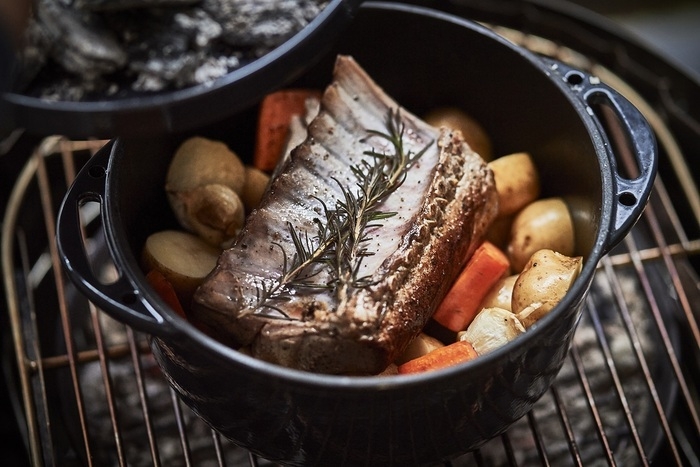 ダッチオーブンに入った肉料理