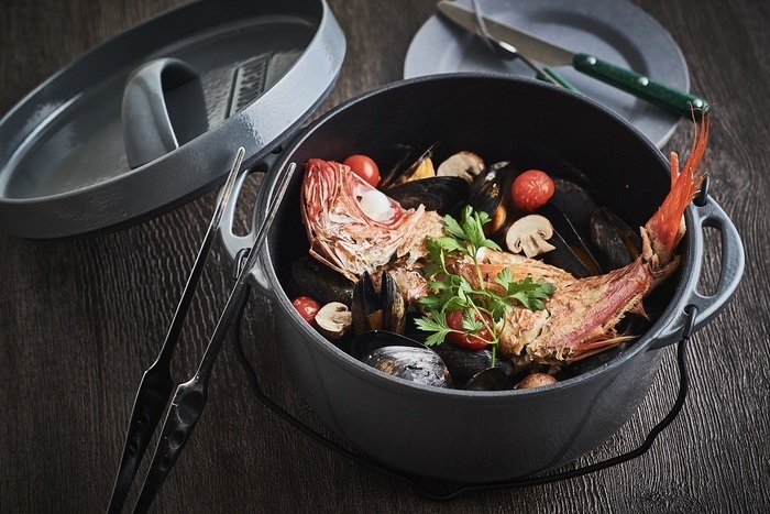 ダッチオーブンに入った魚料理