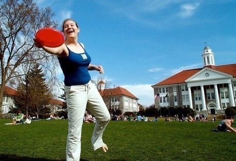 フリスビーを投げようとする女性