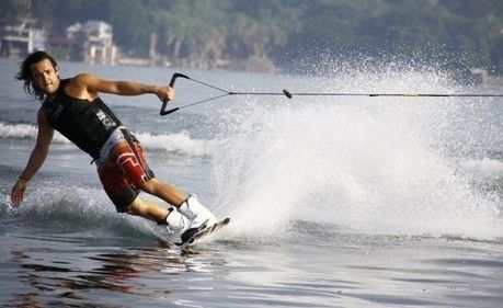 ウェイクボードをする男性