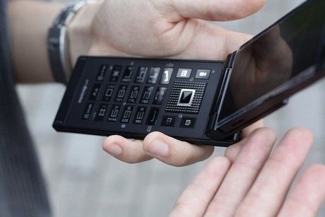 携帯電話を持つ手