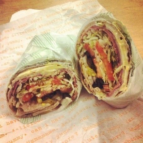 フライングタイガーコペンハーゲンのペーパーナプキンで包んだサンドイッチ