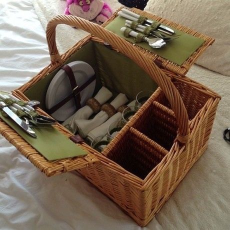 ピクニックバスケットに入った食器
