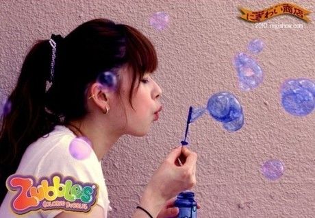 ZUBBLES(ザブルス)でシャボン玉を飛ばす女性