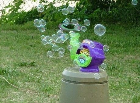 Gazillion Bubble Machine スーパーバブルマシーンでシャボン玉を飛ばす様子