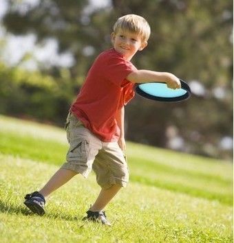 ドッジビーを投げる男の子