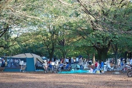 小金井公園でバーベキューを楽しむ人々
