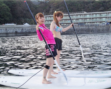 WOW×Coleman Sevylor SUP体験会でサップを楽しむ2人の女性