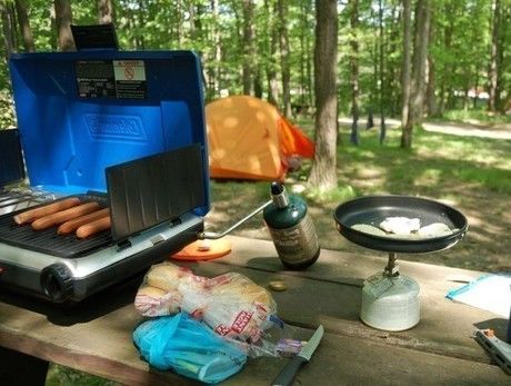 キャンプ場でシングルバーナーを使用し、朝食を作る様子