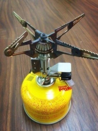鍋を乗せても安定感があり、折り畳み可能な4本ゴトクの一体型バーナー