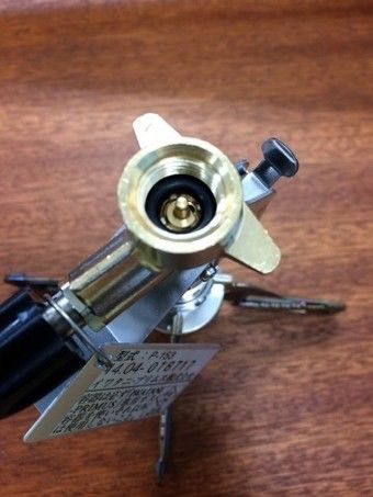 ガスカートリッジと連結するバーナーのゴムパッキンの劣化が無い事を確認する様子