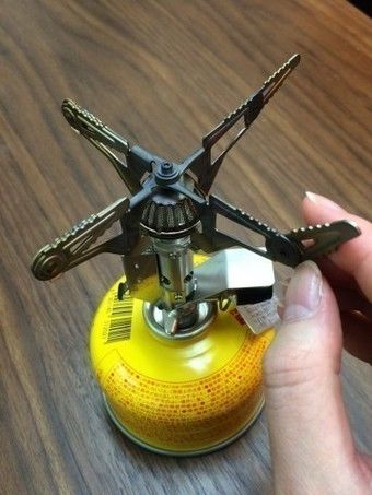 バーナーとカートリッジを接続した後に折り畳まれたゴトクを開き、先を伸ばしている様子