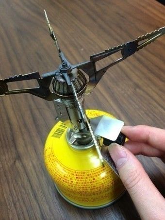 バーナーの調節つまみを回し、ガスを出す様子