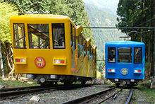 御岳山に向かうケーブルカー