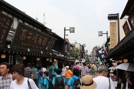 賑やかな帝釈天道