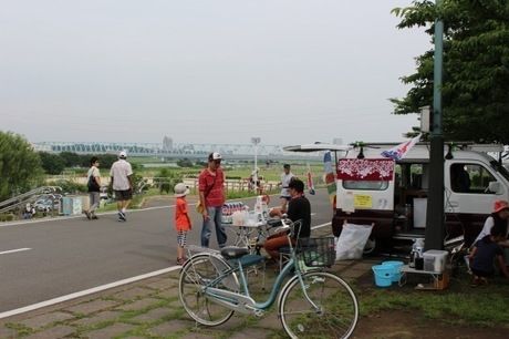 江戸川河川敷に置かれた自転車