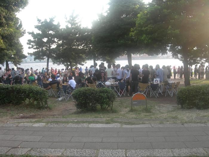 潮風公園のBBQスポットに集まる人
