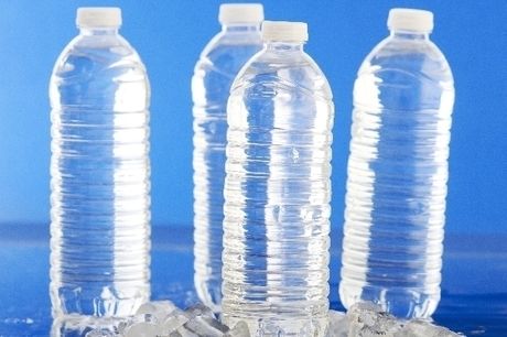 水の入ったペットボトル