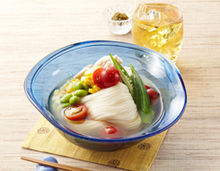 野菜が盛り付けられたそうめん