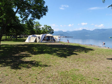砂湯キャンプ場と湖畔