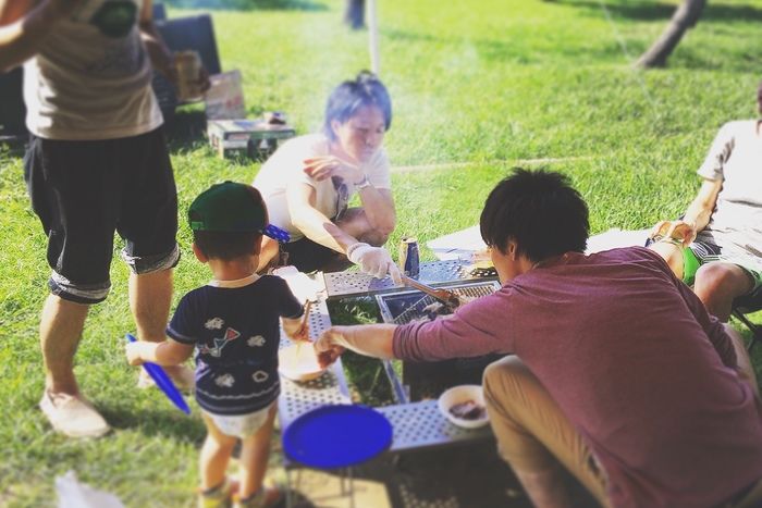 家族でBBQを楽しむ様子