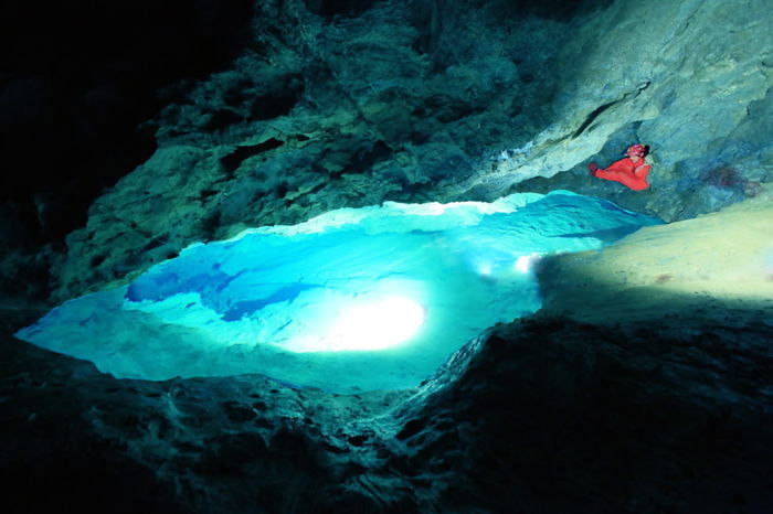エメラルドグリーンの湖がある洞窟