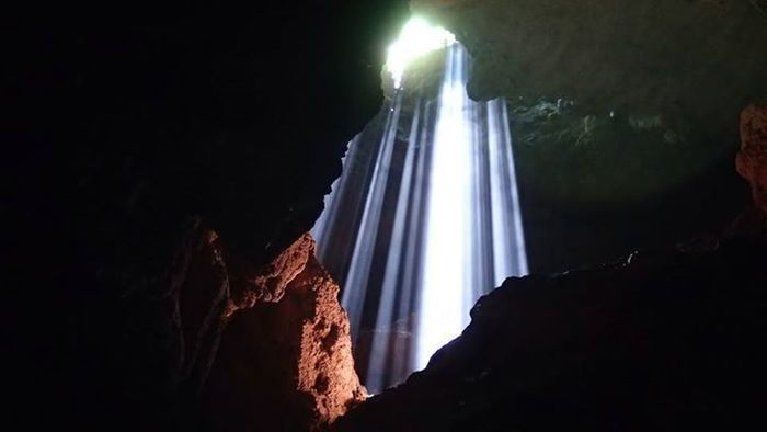 洞窟に差し込む光