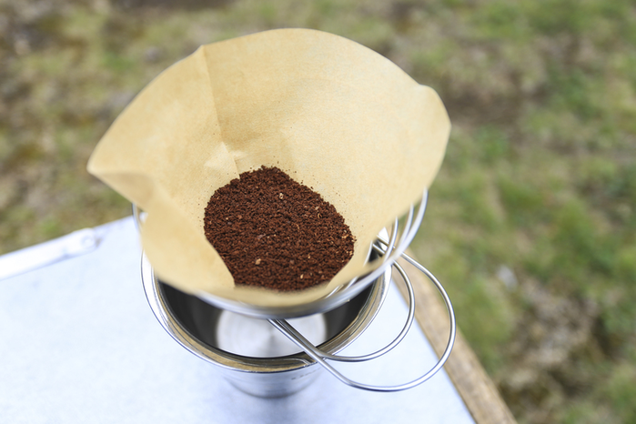 フィルターにセットされたコーヒーの粉