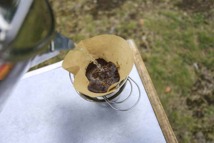 フィルターにお湯を注ぐ様子