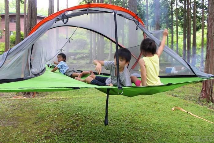 テントサイルの中でくつろぐ子供達