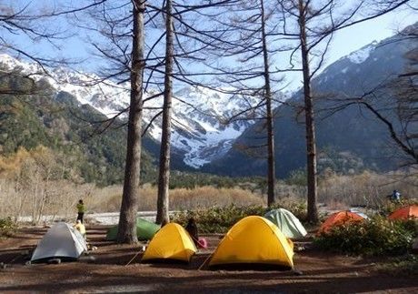 穂高岳を目の前にした小梨平キャンプ場にならぶテント