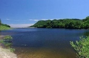 牛野ダムキャンプ場から見える大自然の間に広がるきれいな湖畔