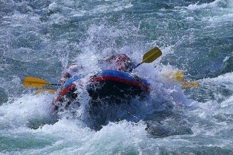 激しい水しぶきを立てるラフティング