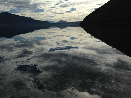 湖に映る空