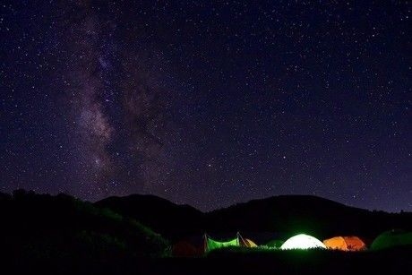 星空の下に光るテント